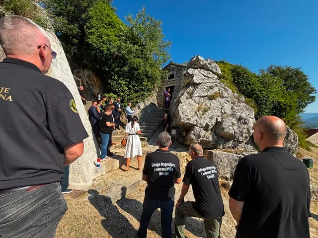 Polaganjem vijenaca i paljenjem svijeća odana počast hrvatskim braniteljima u Kninu - Objava.hr 