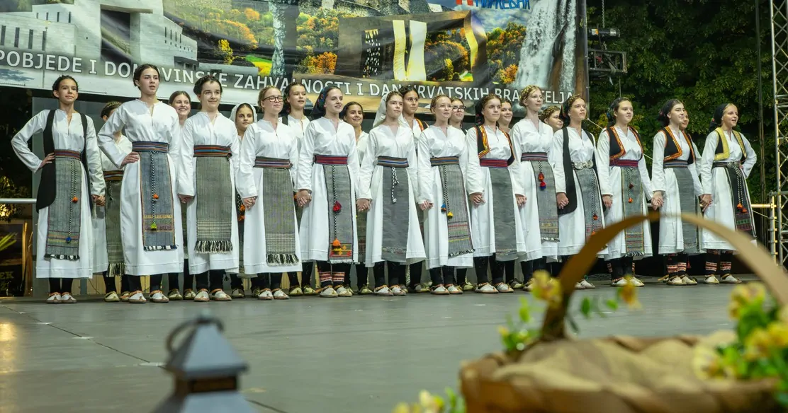 Tradicija ponovno oživjela u Kninu na XVIII. Smotri folklora „Knin 5. kolovoz”