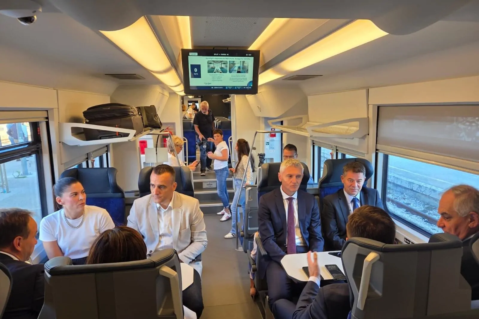 U promet uveden prvi hibridni elektrodizelski vlak na relaciji Split – Zagreb - Objava.hr 