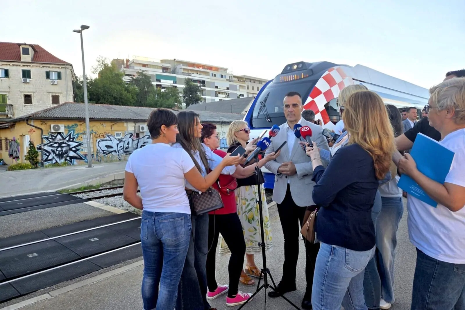 U promet uveden prvi hibridni elektrodizelski vlak na relaciji Split – Zagreb - Objava.hr 