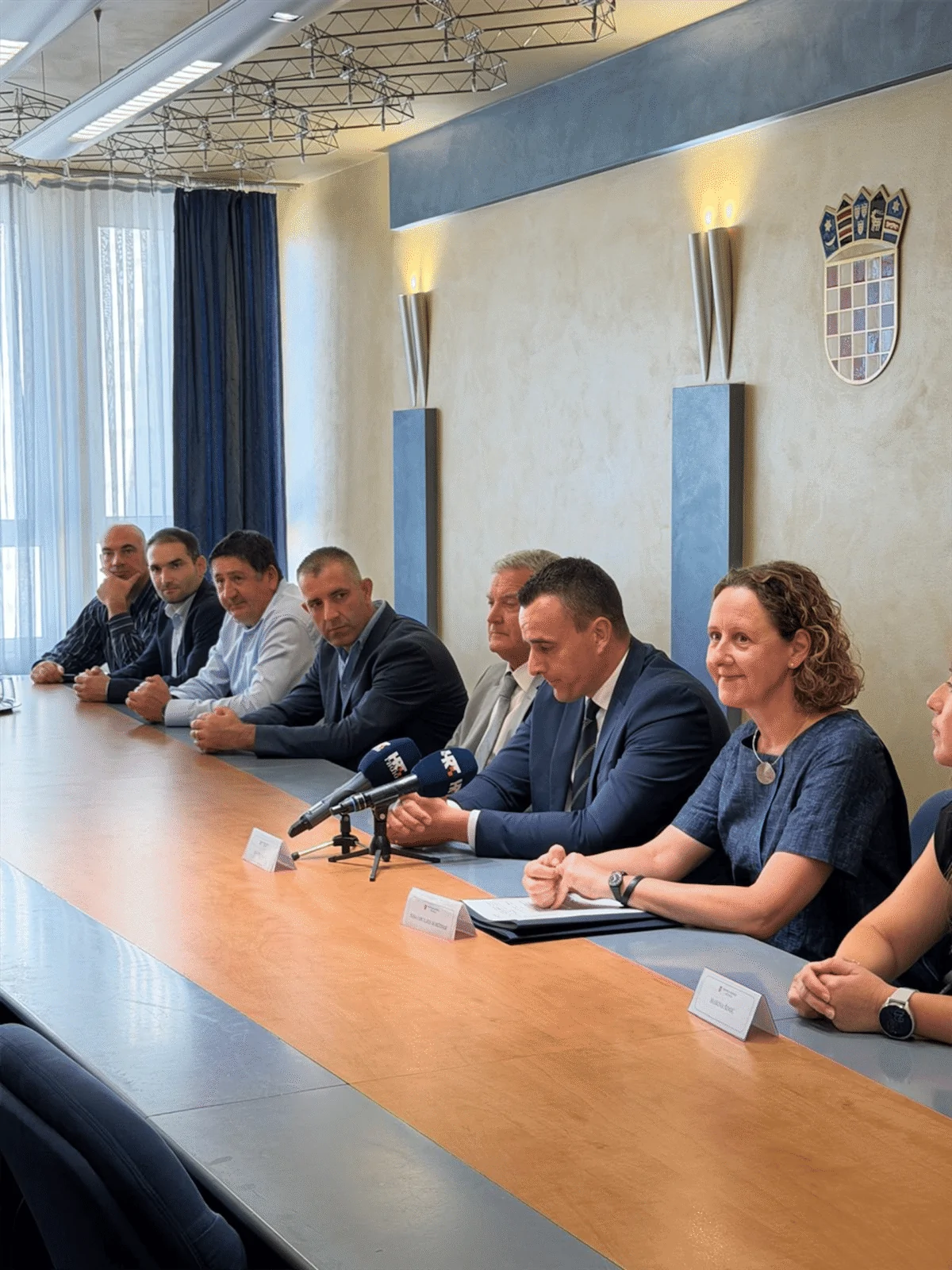 Ministrica kulture i medija uručila ugovore vrijedne više od 673 tisuće eura za dva bibliobusa knjižnicama u Šibeniku i Drnišu - Objava.hr 
