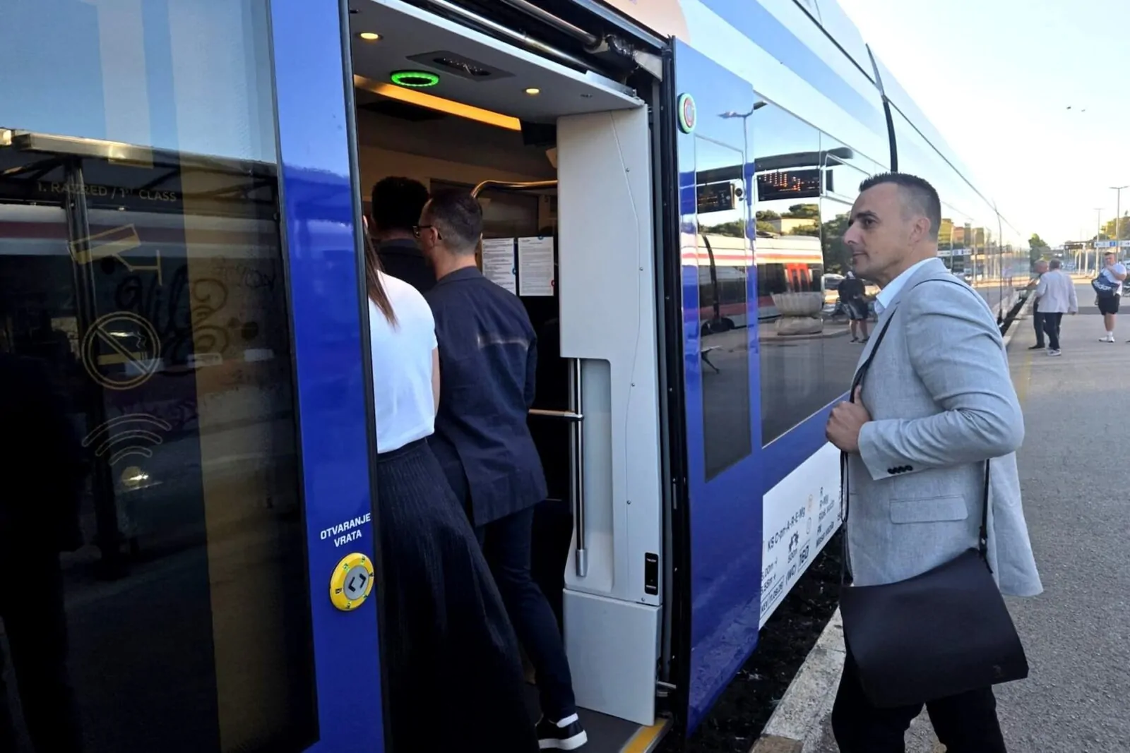U promet uveden prvi hibridni elektrodizelski vlak na relaciji Split – Zagreb - Objava.hr 
