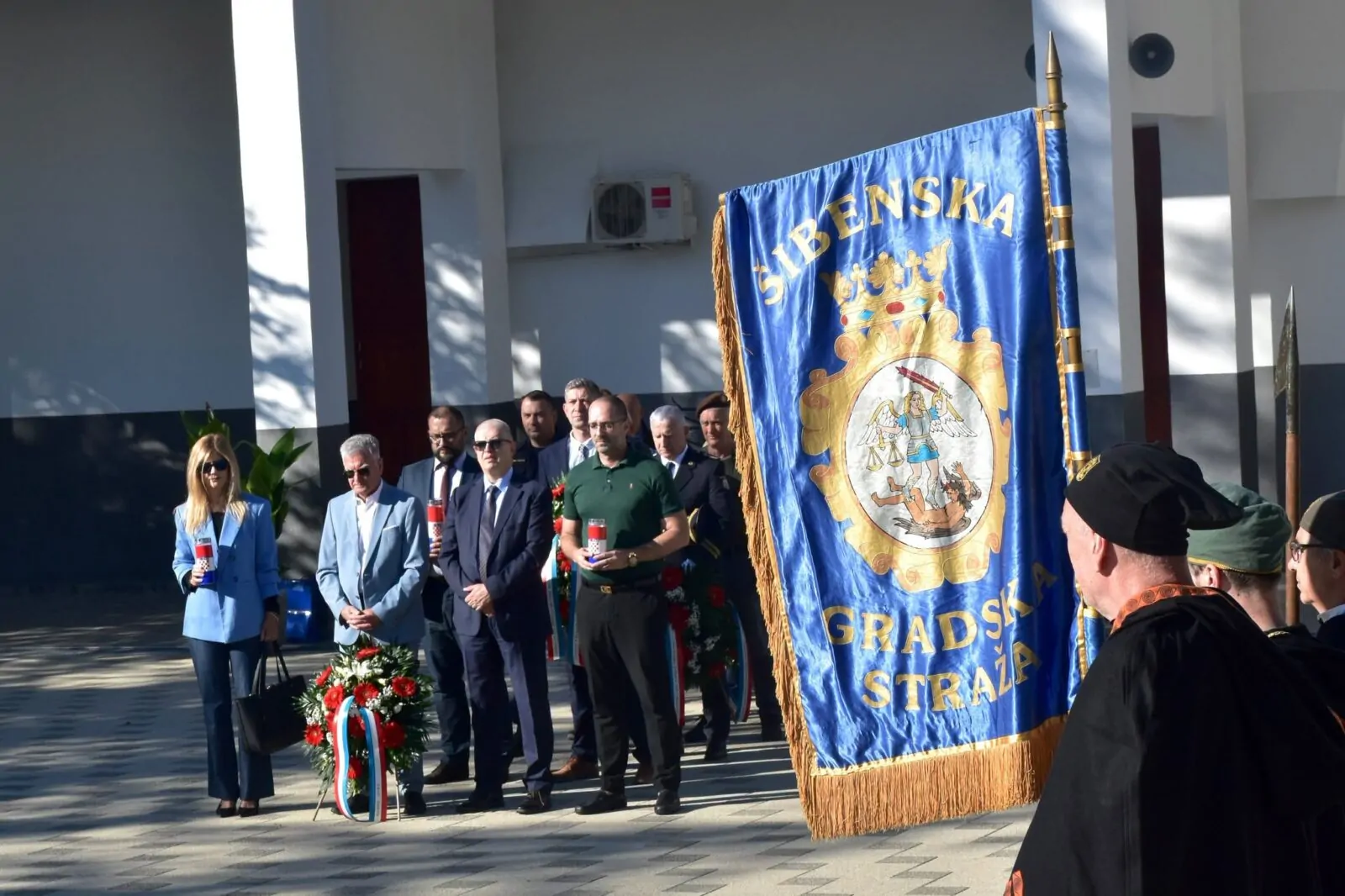 Uoči Dana grada Šibenika položeni vijenci za poginule branitelje na Kvanju - Objava.hr 