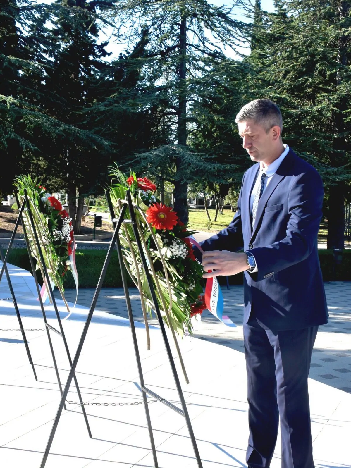 Uoči Dana grada Šibenika položeni vijenci za poginule branitelje na Kvanju - Objava.hr 
