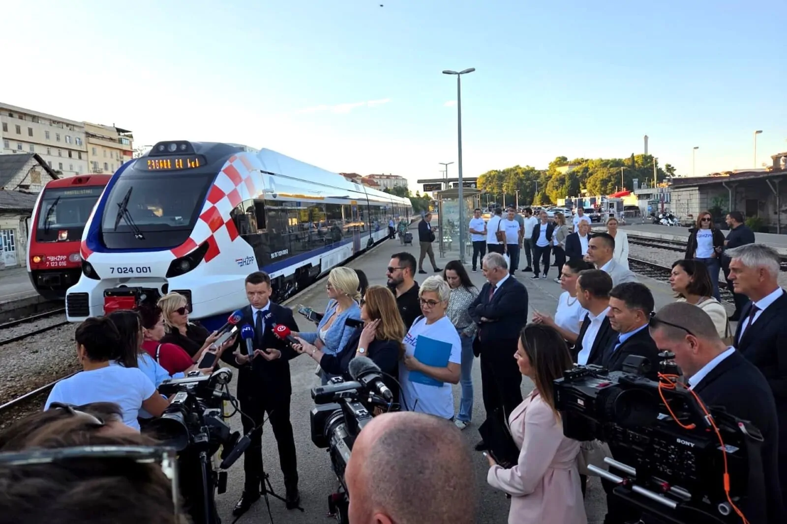U promet uveden prvi hibridni elektrodizelski vlak na relaciji Split – Zagreb - Objava.hr 
