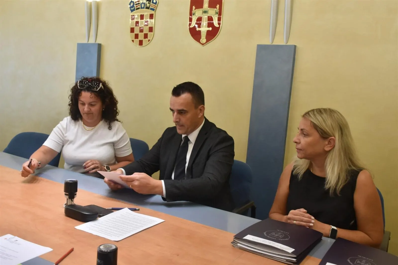 Župan potpisao ugovore s predstavnicima udruga u poljoprivredi - Objava.hr 