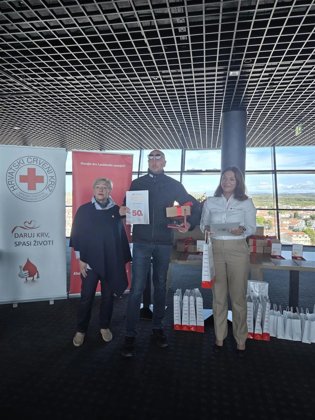 Uoči Dana darivatelja krvi u Vodicama dodijeljena priznanja jubilarnim darivateljima - Objava.hr 