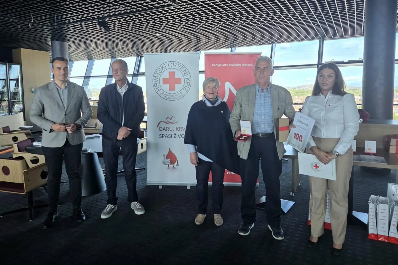 Uoči Dana darivatelja krvi u Vodicama dodijeljena priznanja jubilarnim darivateljima - Objava.hr 