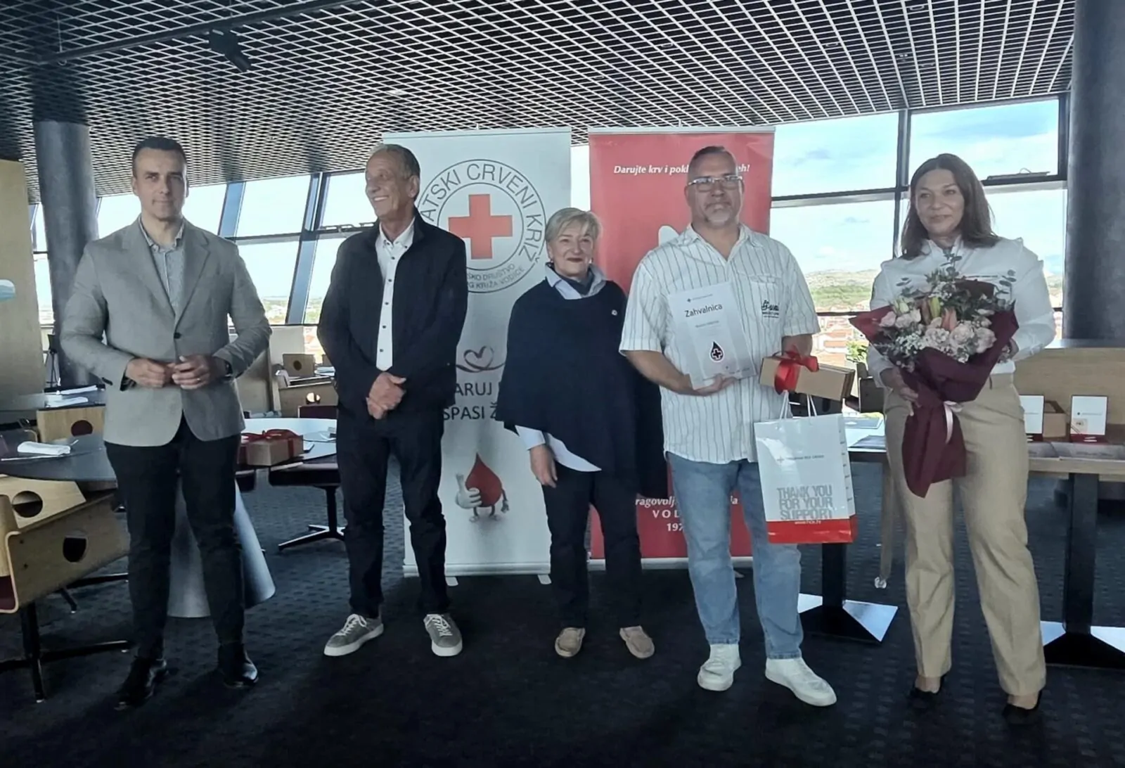 Uoči Dana darivatelja krvi u Vodicama dodijeljena priznanja jubilarnim darivateljima - Objava.hr 