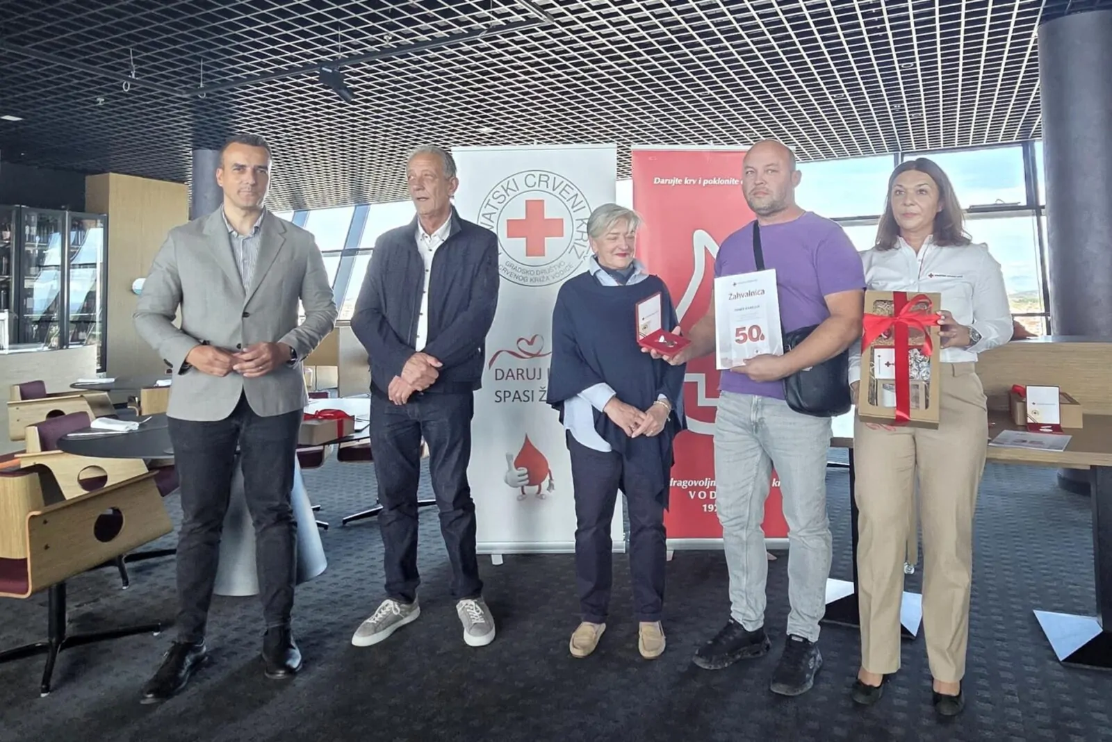 Uoči Dana darivatelja krvi u Vodicama dodijeljena priznanja jubilarnim darivateljima - Objava.hr 