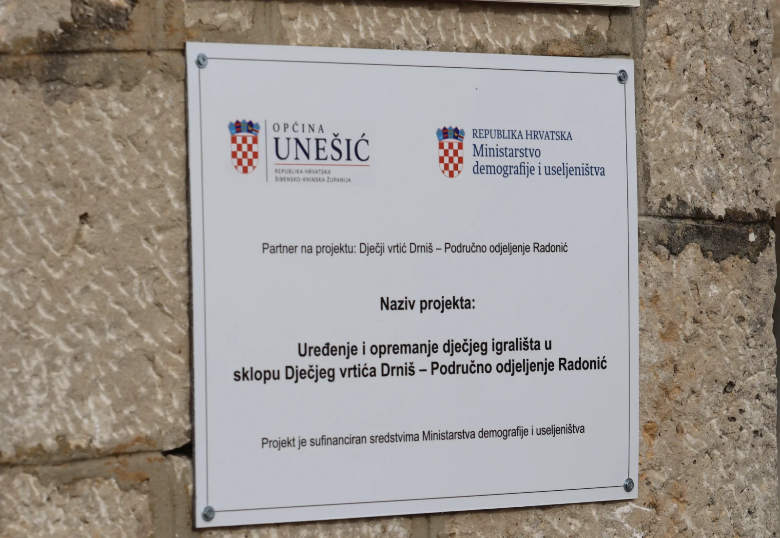 U Unešiću u tijeku više infrastrukturnih projekata: Uređuju se ceste, igrališta i objekti za udruge - Objava.hr 