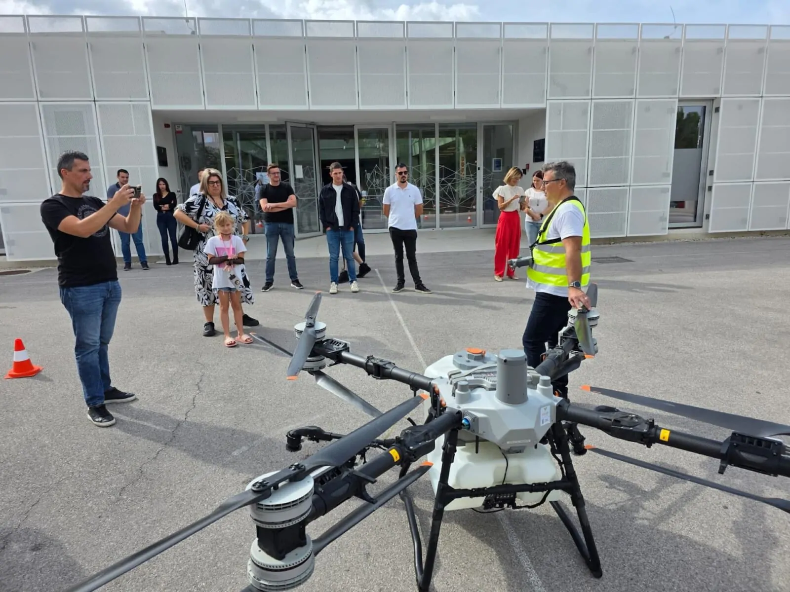 Šibensko-kninska županija nastavlja s edukacijama: U Trokutu predstavljena primjena dronova u poljoprivredi - Objava.hr 