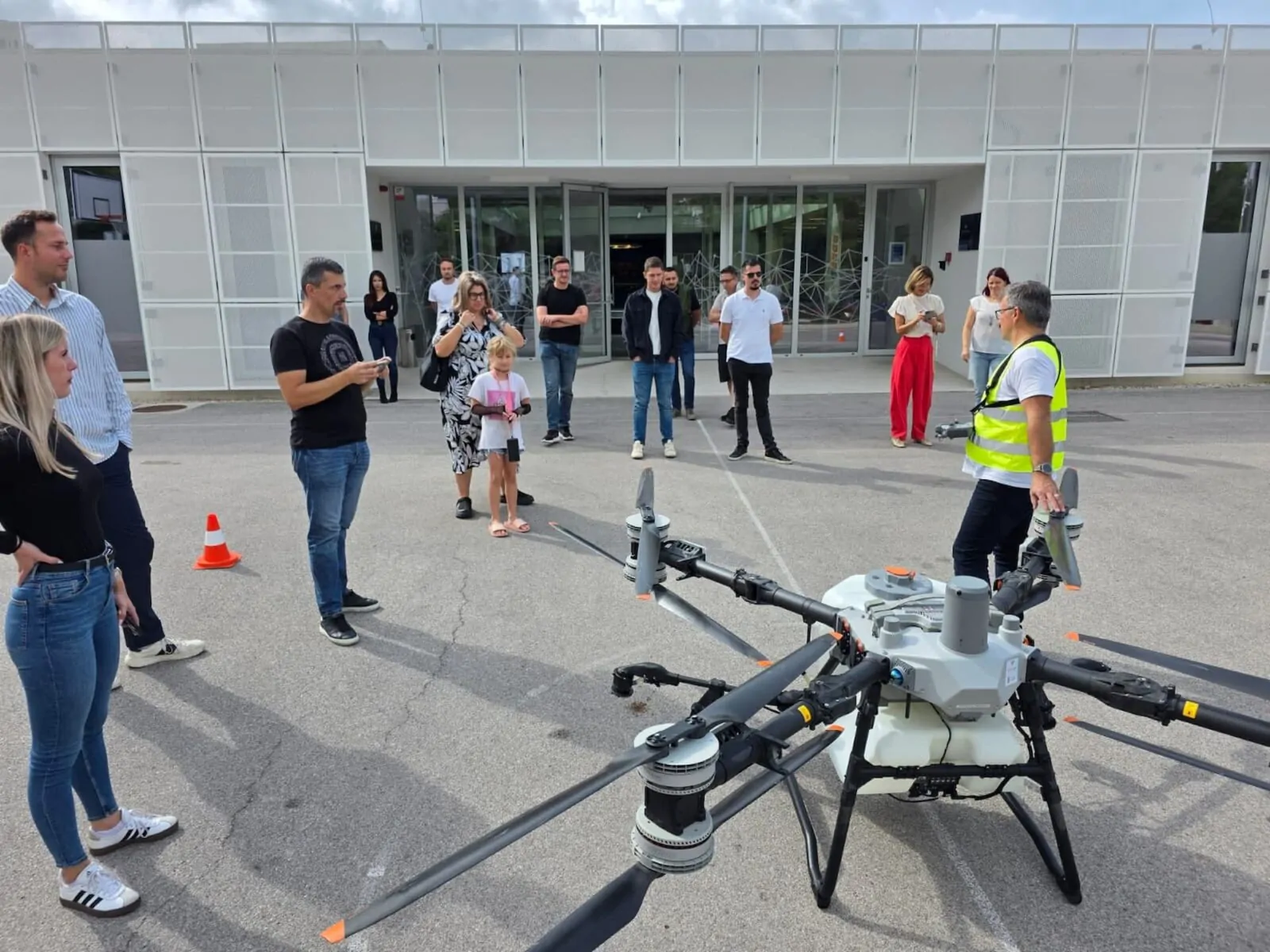 Šibensko-kninska županija nastavlja s edukacijama: U Trokutu predstavljena primjena dronova u poljoprivredi - Objava.hr 