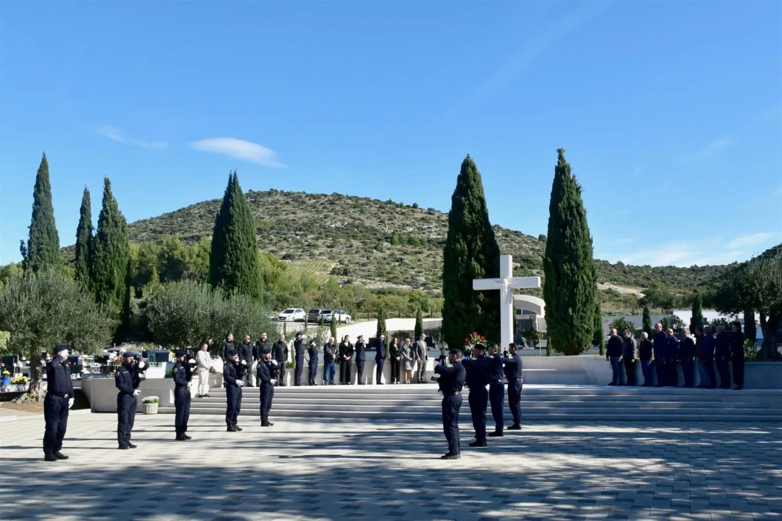 Povodom blagdana Svih svetih u Šibeniku položen vijenac i zapaljene svijeće - Objava.hr 