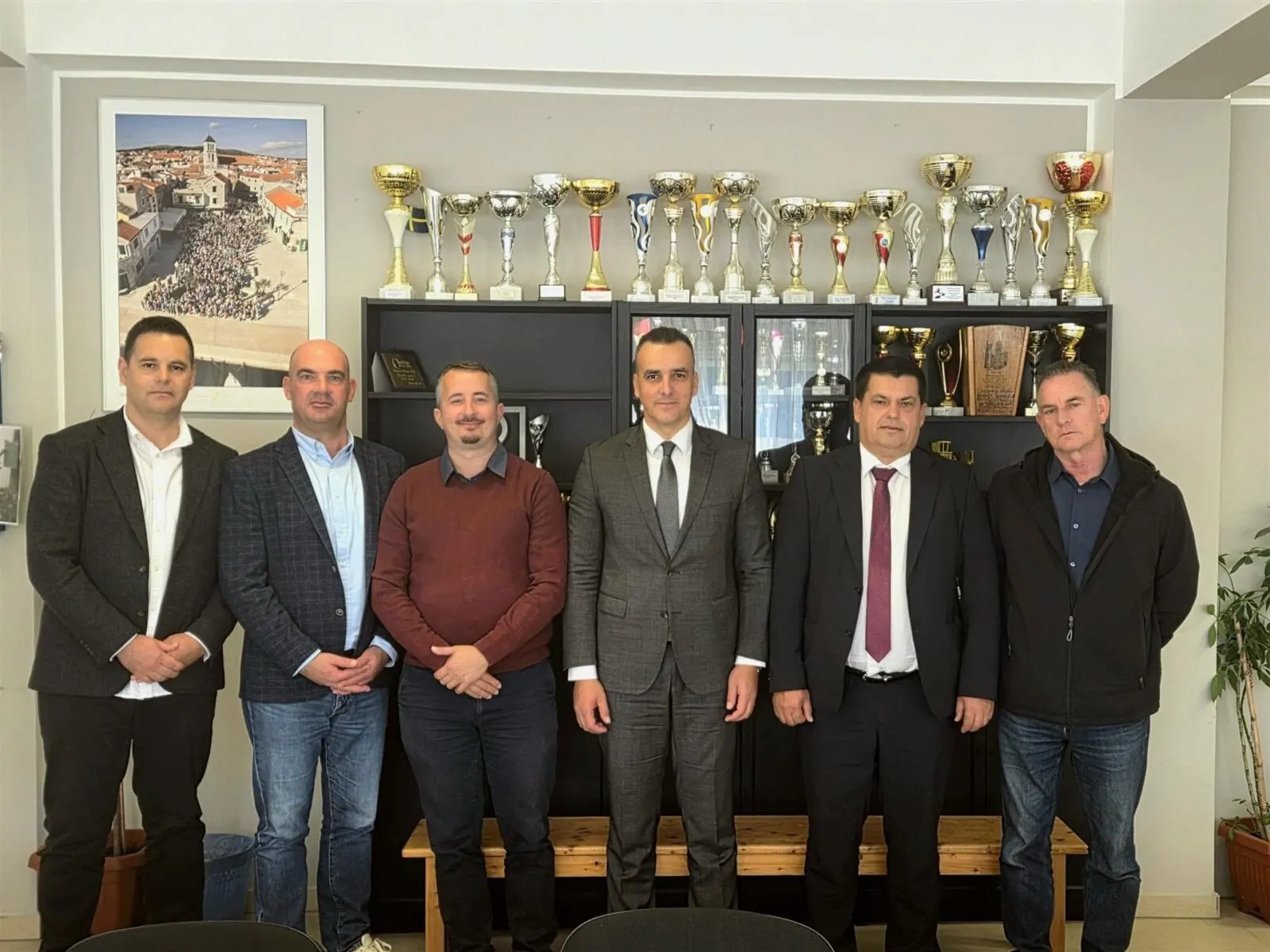Potpisan ugovor za rekonstrukciju i dogradnju Osnovne škole Vodice, jedan od najvećih projekata ulaganja u školsku infrastrukturu u županiji